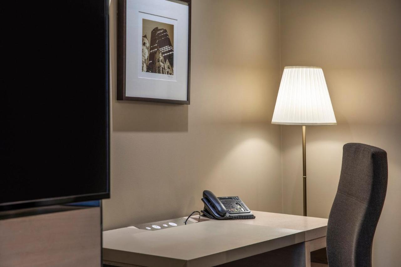 Intercontinental Melbourne The Rialto By Ihg Hotel Ngoại thất bức ảnh A desk with a telephone and a lamp
